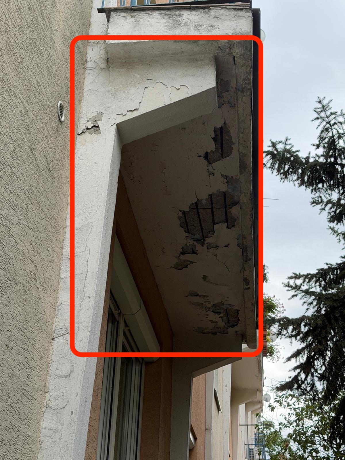 Odhalená výztuž na spodnej strane balkóna